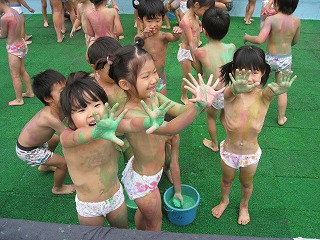 幼稚園　ボディーペイント 豪快！ボディペインティング｜トピックス｜大阪府吹田市 玉川学園幼稚園